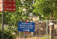 Ausschilderung der Zufahrtsituation Brückenstraße steht