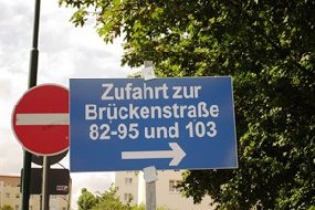 Ausschilderung der Zufahrtsituation Brückenstraße steht
