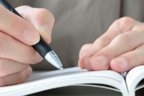 Das Kondolenzbuch für Renate Radoy im Bürgerzentrum vom 10. bis 18. Dezember 2025