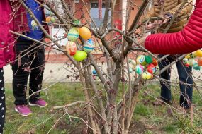 Gemeinsam geschm&uuml;ckt: Osterstrauch bringt Farbe ins Quartier
