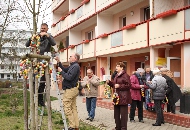 Osterbaumschmücken vor dem Bürgerzentrum