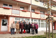 Osterbaumschmücken vor dem Bürgerzentrum
