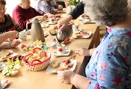 Osterbaumschmücken vor dem Bürgerzentrum