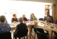 Osterbaumschmücken vor dem Bürgerzentrum