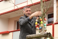 Osterbaumschmücken vor dem Bürgerzentrum
